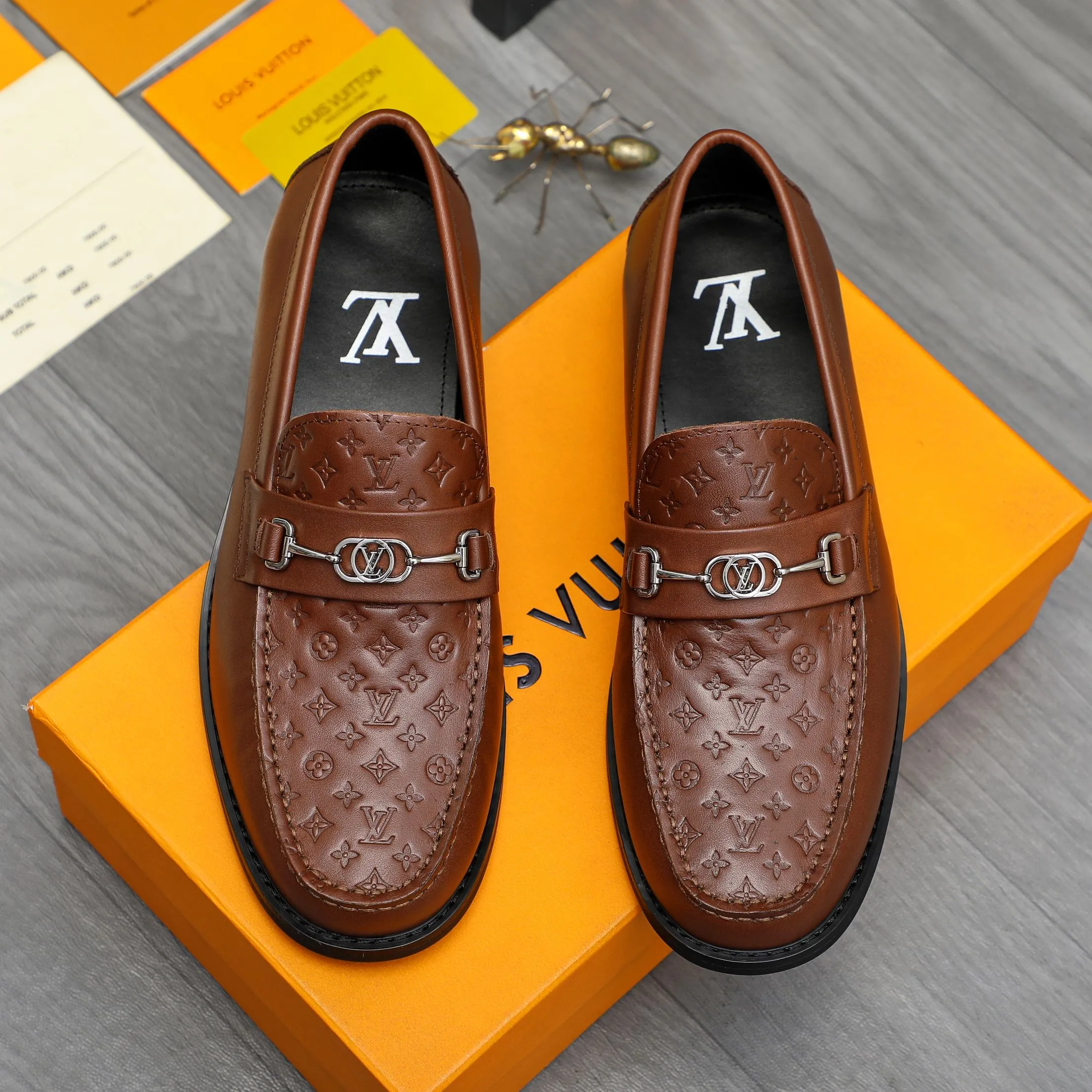 Men's shoes 💰p460 Product trademark: LV (Louis Vuitton) business slip-on leather shoes. Regular size: 38-45 (45 is custom-made and non-returnable) Product materials: Selected high-quality embossed cowhide upper, cowhide lining, original rubber outsole